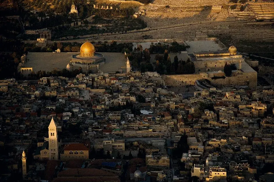L’esplanade des Mosquées et le mur des Lamentations, 
Jérusalem, Israël et Territoires palestiniens. Copyright: © Yann Arthus-Bertrand / altitude-photo.com