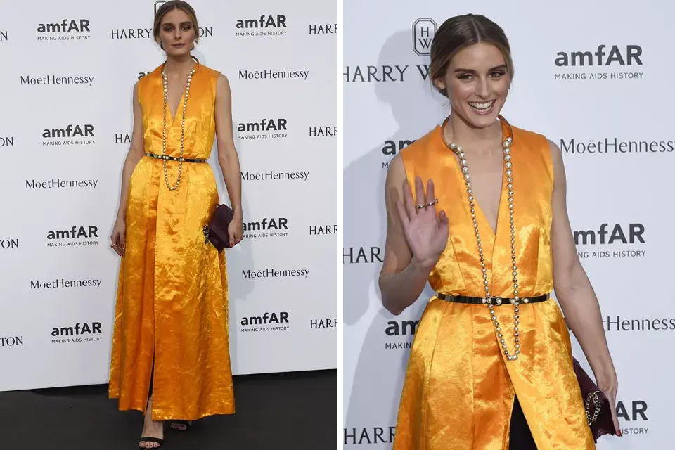 Olivia Palermo con un vestido de seda de color mostaza y un collar de perlas infinito. ¿La verdad? hemos visto mejores looks de ella