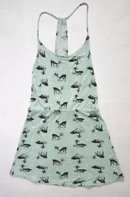 Con al espalda escotada y dibujos en fondo pastel (Tierra316 by Dafiti, $130)