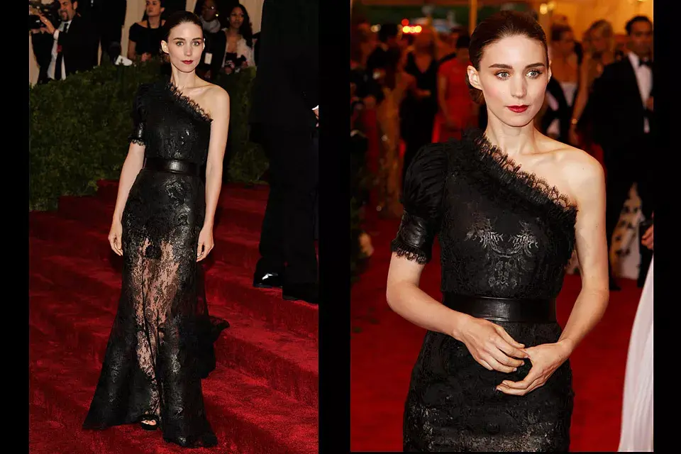 Una de las nuevas it girls, Rooney Mara, eligió un vestido de encaje de Givenchy de un solo hombro y falda con transparencias