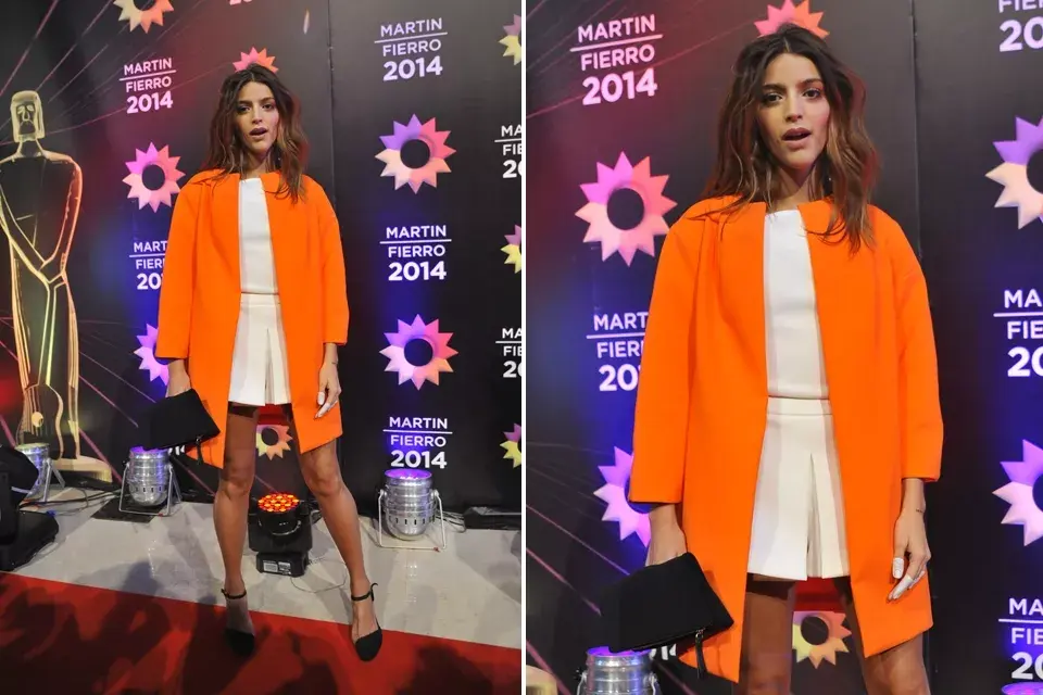 Calu Rivero prefirió ir de corto a esta gala. La actriz optó por un vestido blanco y lo combinó con un blazer naranja shocking de la marca Nous Etudions