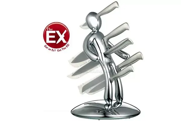 Este guarda cuchillos lleva el nombre de tu ex, para que te descargues