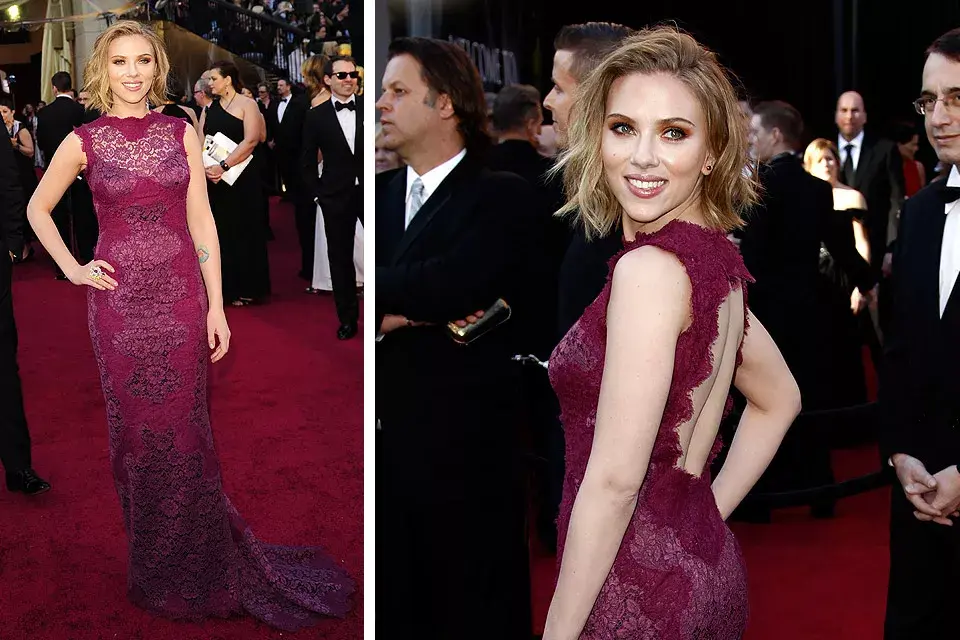 Una mala elección la de Scarlett Johansson; el vestido de encaje borravino de Dolce Gabbana con el corpiño a la vista no resultó muy elegante; el escote de espalda, muy sexy