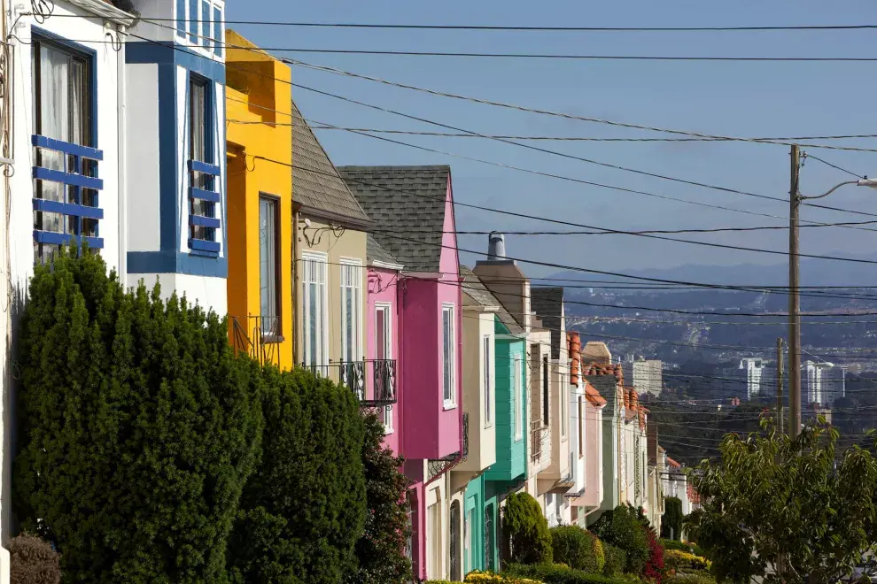 Casas de colores y calles en pendiente, donde las zapatillas son un must.