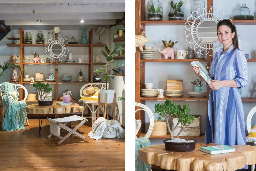 La biblioteca y la mesa de tronco las hizo el papá de Karina, que es carpintero. “Por eso le tengo tanto amor a la madera”. 