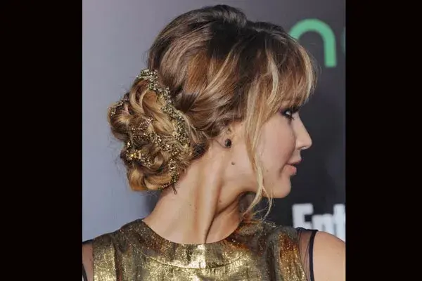 Sumale a tu recogido habitual una cinta o un accesorio que destaque