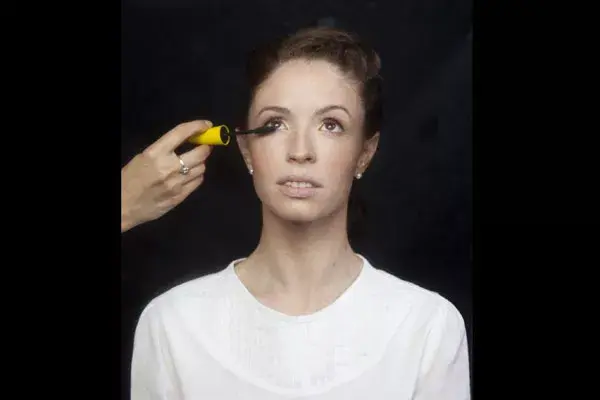 7. Abrimos el ojo con máscara de pestañas a prueba de agua. Aprovechando cada pestañita que tenemos