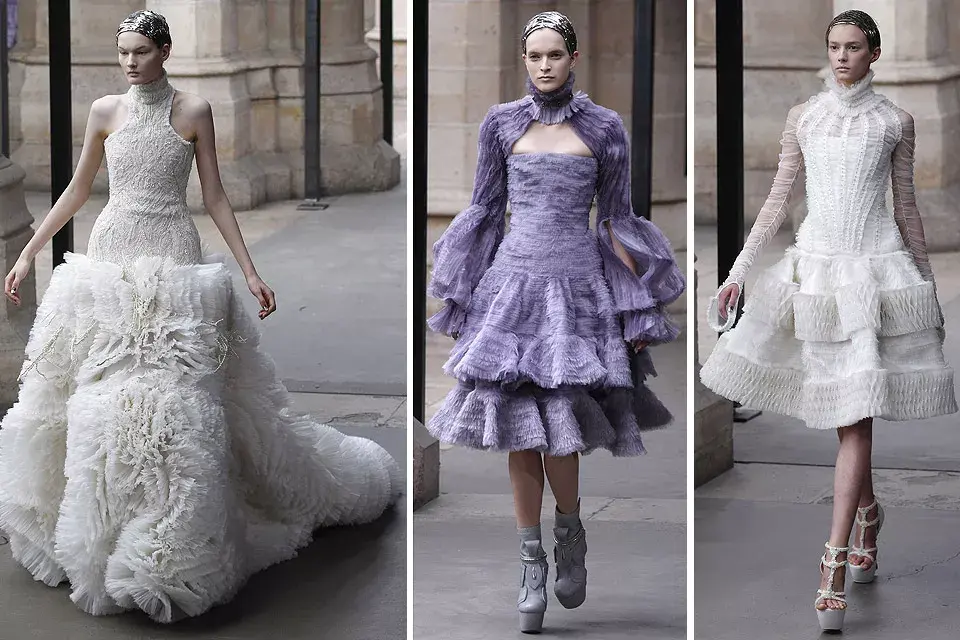 Alexander McQueen, con los diseños entallados y faldas de tul creados por Sarah Burton