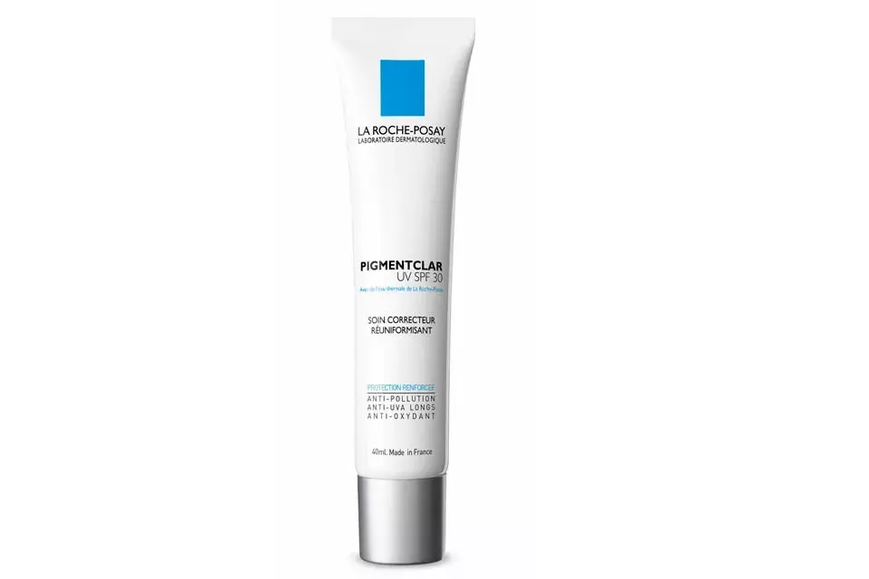 Pigmentclar. Tratamiento anti-manchas con protección solar para todos los días. Ideal para pieles sensibles, tiene protección UV y FPS 30. Mejora el tono apagado de la piel. ($550, La Roche-Posay).