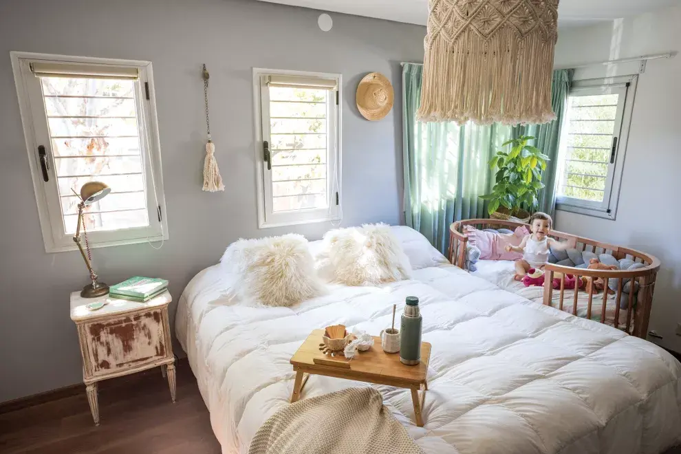 Por las ventanas, se cuelan el verde y la luz natural: “Me inspira, en todos los sentidos”. 