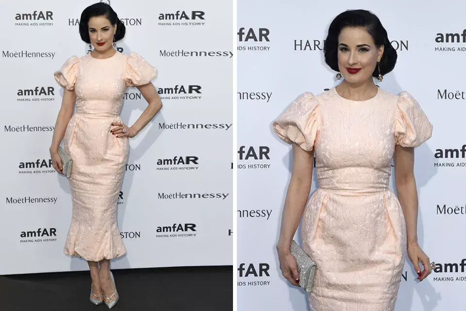 Dita Von Teese, fiel a su estilo, eligió un vestido años 50 en color rosa, con grandes mangas y volados en la falda