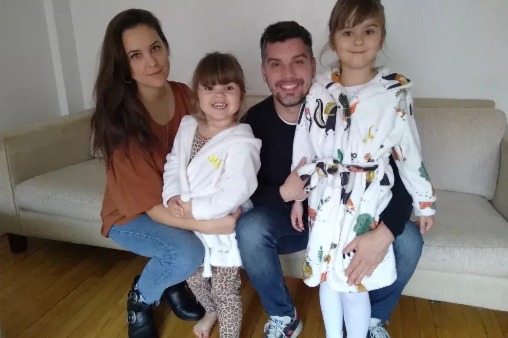 Laura con su marido Ezequiel y sus hijas Charo y Nina.