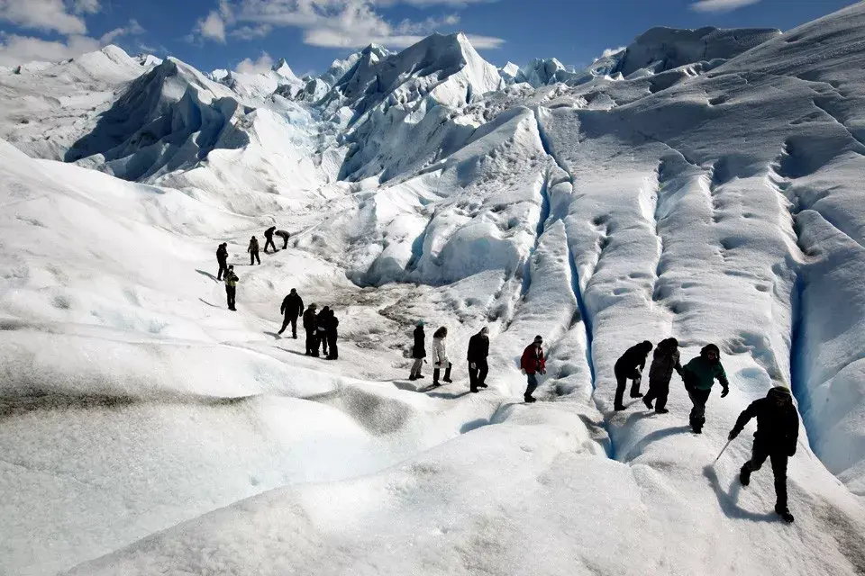 El Glaciar Perito Moreno convoca turistas de todas partes del mundo, ver el rompimiento del glaciar es un privilegio, pero hacer trekking es un placer