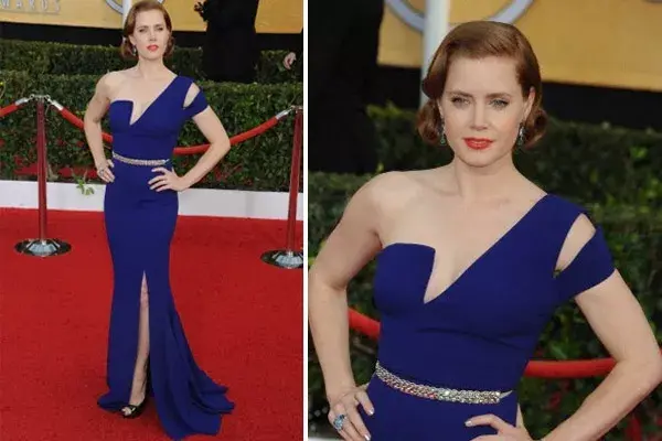 Amy Adams, de azul, con cortes irregulares en el escote, por Antonio Berardi. ¡Una diosa! Espectacular el peinado y maquillaje también