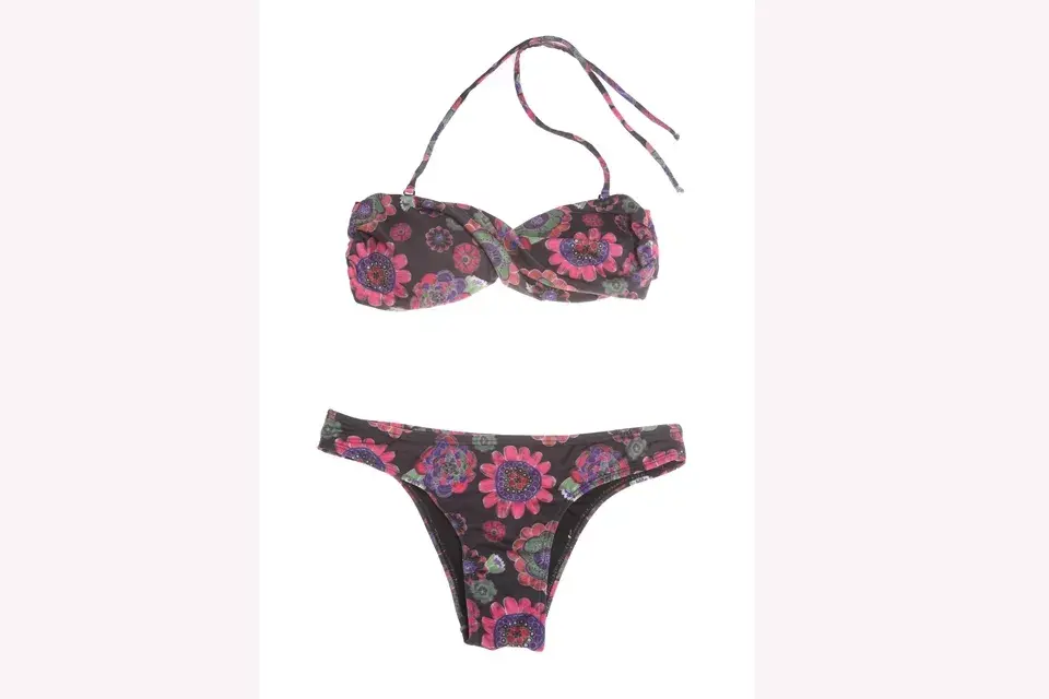 Bikini con bandeau torzado negro con estampa de flores La flor de lavanda, $374