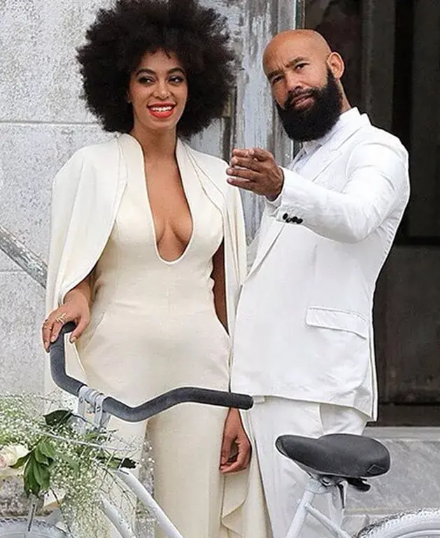 El mono de Solange tenía un pronunciado escote