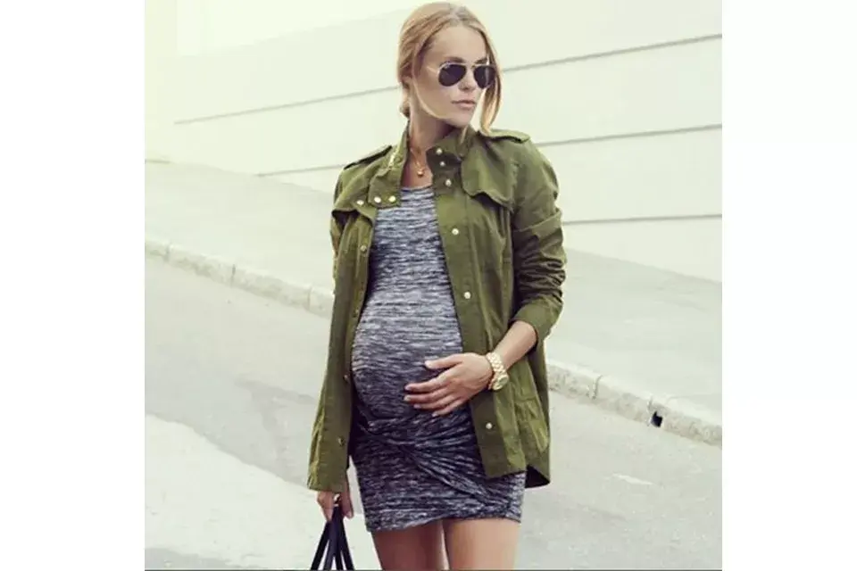 Cancherísima esta chica con un embarazo muy avanzado. Un look perfecto para andar por la ciudad