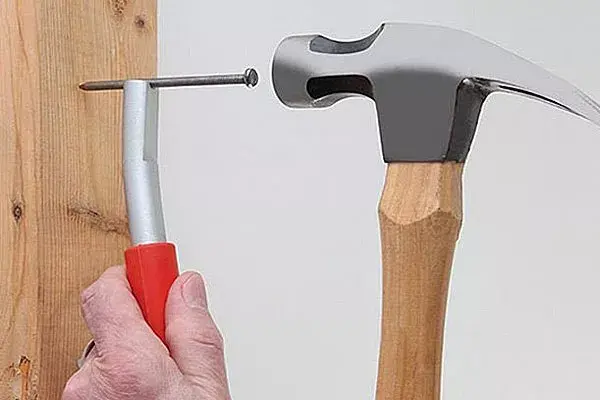 Este soportes para clavos, hechos de imán, puede convertirse en un impresindible en la caja de herramientas