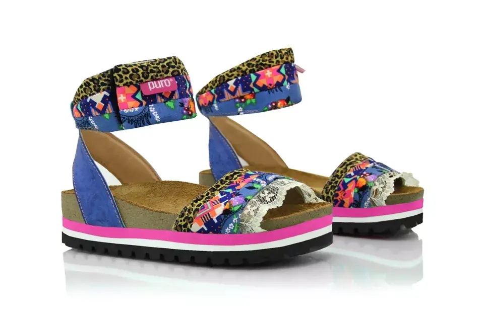 Sandalias con mix de estampas y plataforma (Puro, $820)