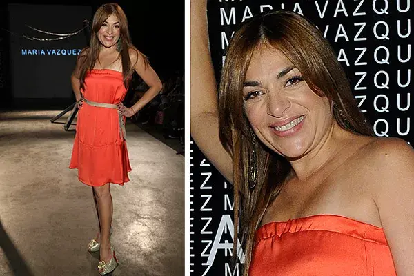 Claribel Medina eligió un strapless de satén rojo para ir a conocer la colección de María Vázquez; lo combinó con peep toes de estampa pitón con aplique de flor