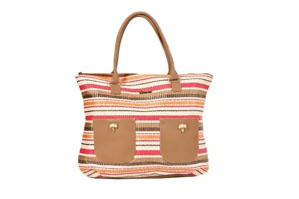 Si preferís un bolso con color esta opción de rafia combinada con cuero es para vos (Lomm, $650)
