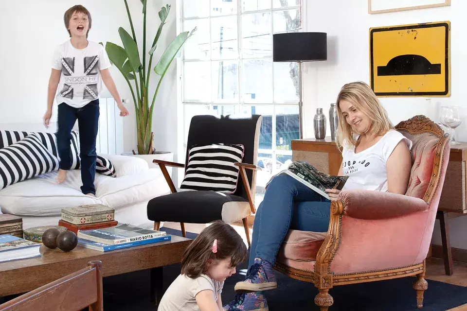 En la mesa ratona apoyan libros de gran formato. Uno de ellos, una joya de la arquitectura japonesa: la obra completa del gran Tadao Ando. También hay grandes latas antiguas con fotos familiares