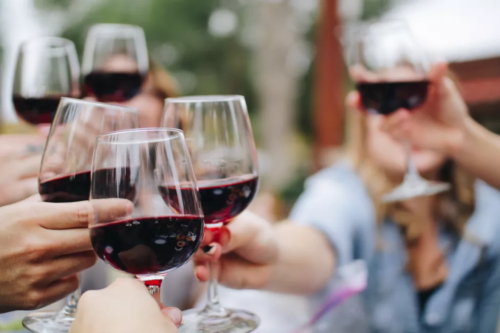 El 'draft wine' es una de las últimas tendencias entre los amantes del vino. Foto: Kelsey Knight/Unsplash