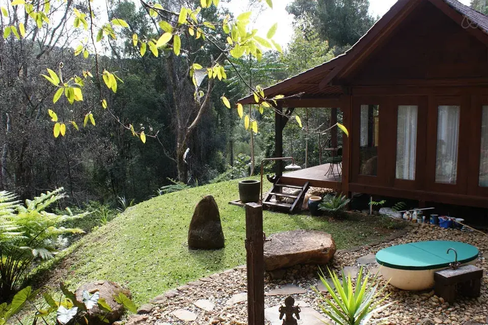 Opción2: una simpática cabaña en el bosque en Australia, con ambientes divididos por cortinas