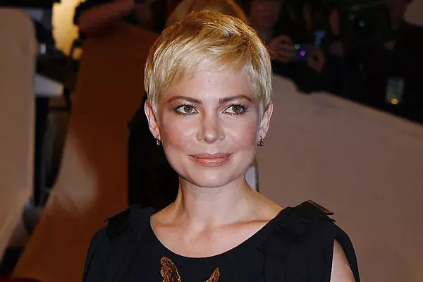 Michelle Williams, con el pelo bien corto y flequillo