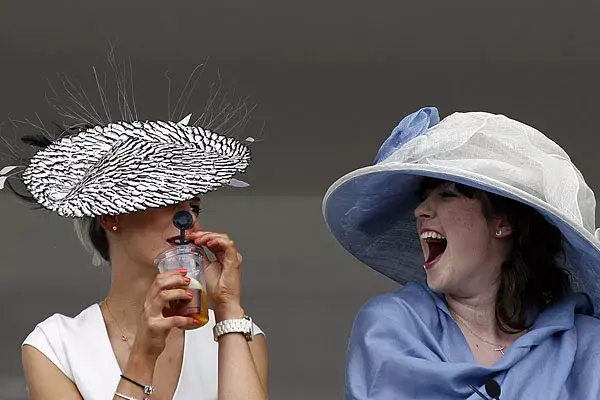 Las chicas esperan la carrera desde la tribuna