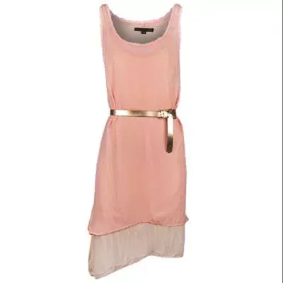 Se destaca el ruedo irregular, con cinturón para una figura bien femenina (Julien by Dafiti $520)