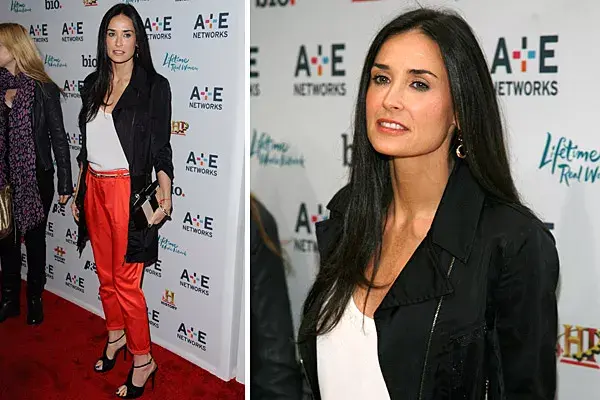 Un outfit ideal para un cóctel: Demi Moore apostó a un equipo tricolor; eligió un pantalón holgado en rojo, top blanco y chaqueta larga en negro