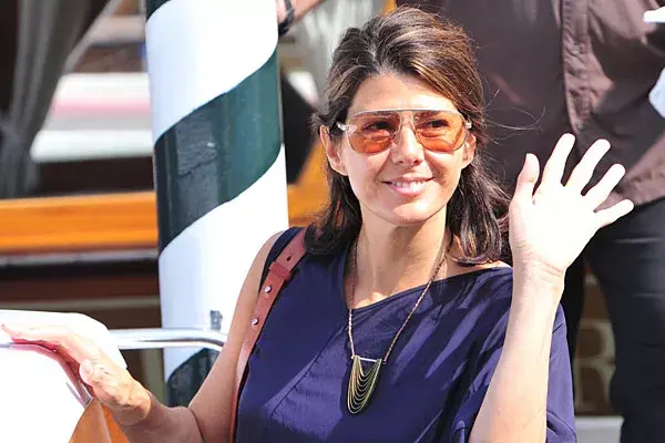 Marisa Tomei, con raya al costado y media cola de caballo