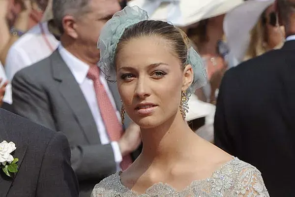 Beatriz, novia de Pierre Casiraghi, con un tocado en color verde agua