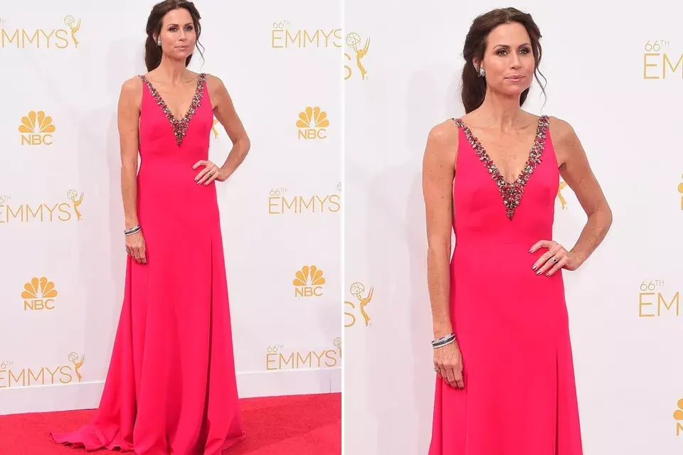 Minnie Driver optó por un vestido largo en color fucsia con el escote bordado en piedras de Marchesa