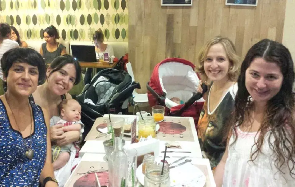 Con los primeros dos bebés que se sumaron al grupo: Lolo a upa de Flor y Emi en el cochecito