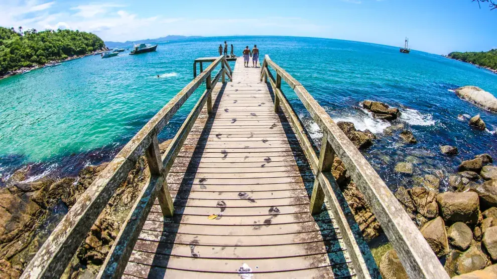 Tranquilidad y aguas cálidas en las playas de Bombinhas, a 60 kilómetros de Florianópolis