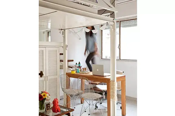 Este escritorio alto también funciona como mesa de comedor. Las sillas son de Manifesto