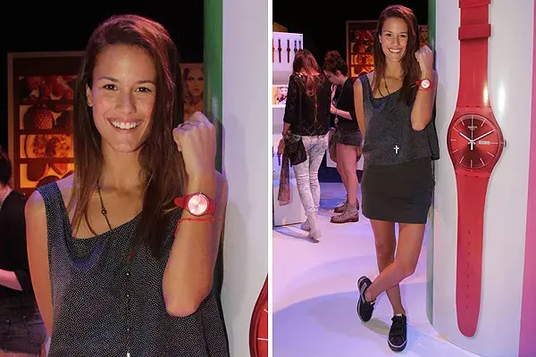 Con look informal, Luli Fernández se estuvo probando los nuevos modelos de Swatch en BAFWeek