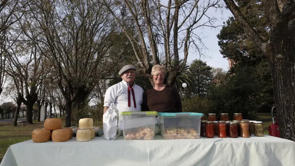 Raúl Ferraroti y Norma esperan con quesos y dulces caseros