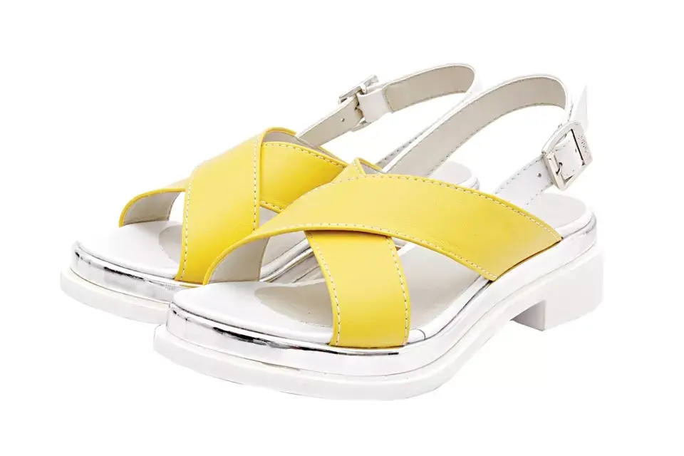 Sandalias con detalle plateado (Blaqué, $1100)
