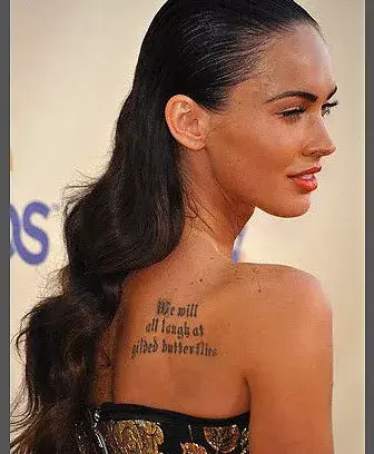 We will all laugh at gilded butterflies...De Rey Lear de Shakespeare. La chica también lee. 