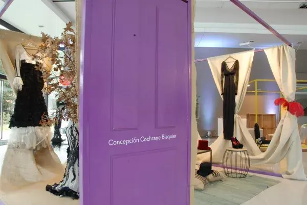 Puertas de madera intervenidas con color dan la bienvenida a los distintos espacios. Con una puesta casi escenográfica, el de Concepción Cochrane Blaquier no pasa inadvertido