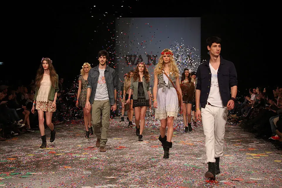 Wanama festejó sus 10 años con una pasarela cubierta por papel picado y globos