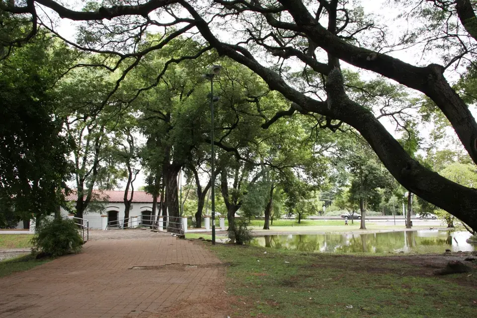 A lo largo de sus ocho hectáreas se pueden apreciar los distintos tipos de plantas y árboles, y el lago que, pese a la numerosa cantidad de visitas que recibe, conserva su belleza