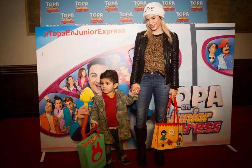 Lali Espósito llevó a su sobrino a ver el show de Topa. Eligió un jean, maxibotas, remera estampada y camperita de cuero, para estar cómoda y trendy