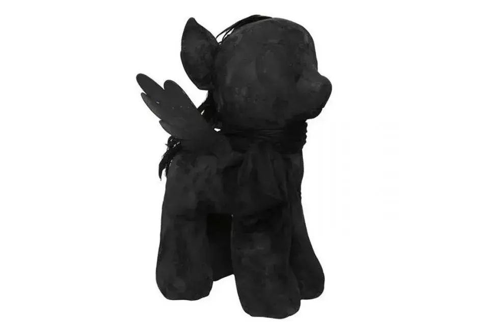 Rick Owens optó por una versión oscura: Pony negro con pelo largo