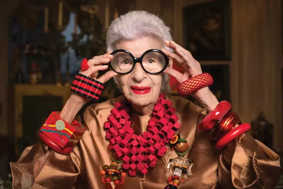 Hay algo de Iris Apfel, ícono fashion y reina del maximalismo y el todo vale