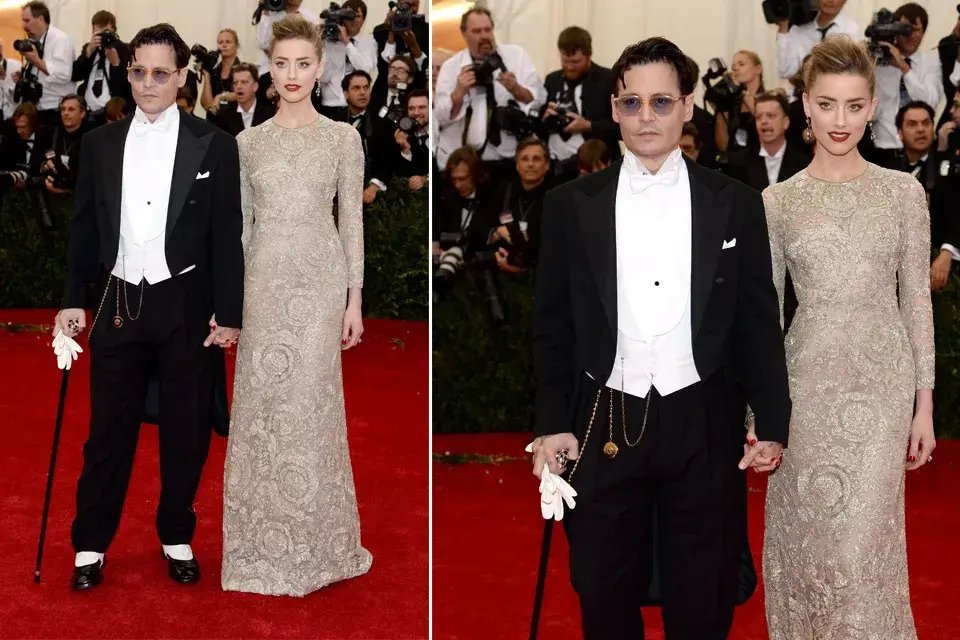 Johnny Depp y Amber Heard usaron un traje de Ralph Lauren Black Label y Giambattista Valli Couture, fieles a la consigna de la ocasión