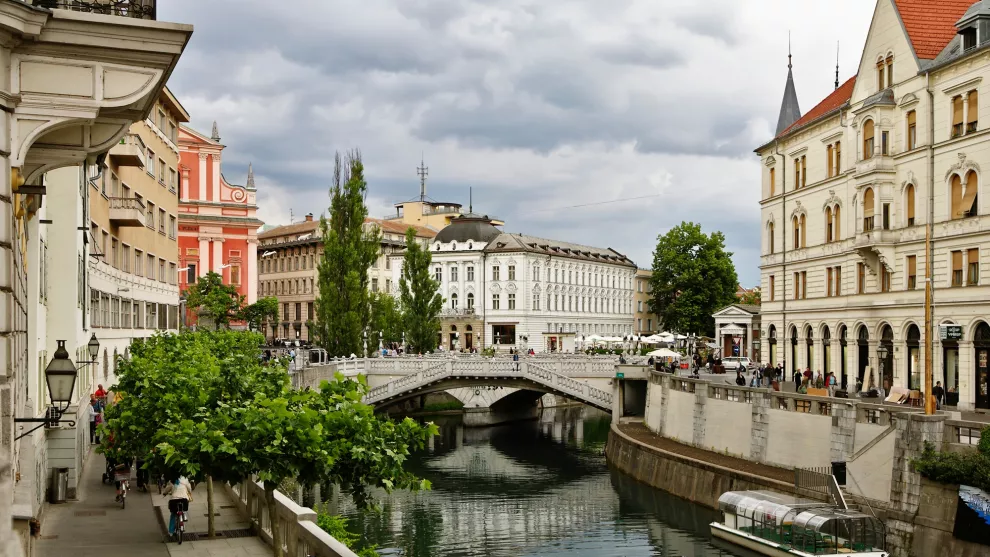 Arquitectura histórica a orillas del río Ljubljanica, en Liubliana; la capital eslovena es también la Capital Verde Europea